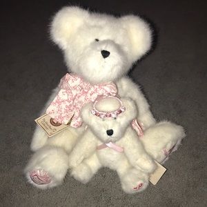 Boyd’s bear breast cancer set. With tags